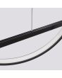 Detailfoto bevestiging zwarte langwerpige hanglamp van 120 cm lang met een rechte buis en en cirkelvormig element beide met LED