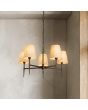 Searchlight Gothic 30690-5BK sfeerfoto van gotische kroonluchter met vijf armen van gebutst metaal met kapjes van linnen voor een wand van hout imitatie wandpanelen