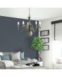 Searchlight Greythorne 2265-5GY sfeerfoto van landelijke grijze kroonluchter van metaal met vijf armen met kaarslichten in een woonkamer met grijze bank met kussens en een plant daarnaast