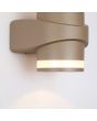 Searchlight Grip 39390GO detailfoto van de onderzijde van de goudbronzen wandlamp voor de badkamer met up en downlight en twee lichtgevende randen met lichtbundel tegen de muur