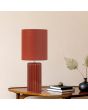 Searchlight Groove EU22353OR sfeerfoto van oranje tafellamp van keramiek en kap van textiel op een houten tafel met boekjes en een vaasje
