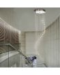 Searchlight Hallway 5742CC sfeerfoto van plafondlamp voor de vide met chromen plafondplaat met vijf LED lichtpunten en pendels met kristal in hoogte gedraaid aflopend hangend boven een gallerijtrap