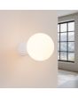 Sollux Halo SL.1707 brandende wit geribbelde wandlamp met wit bolvormig glazen kap