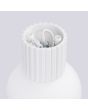 Sollux Halo SL.1707 detailfoto van de bevestiging van de wit geribbelde wandlamp met wit bolvormig glazen kap