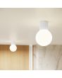 Sollux Halo SL.1708 sfeerfoto van twee wit geribbelde plafondlampen met wit bolvormig glazen kap aan het plafond