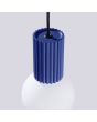 Sollux Halo SL1739 detailfoto van bovenaanzicht van de marine blauw geribbelde hanglamp met wit bolvormig glazen kap van 12cm