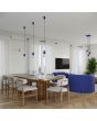 Sollux Halo SL1739 sfeerfoto van drie marine blauw geribbelde hanglampen met wit bolvormig glazen kap van 12cm in diameter boven een goudkleurige eettafel in een moderne woonkamer met een drielichts hanglamp uit dezelfde serie in de zithoek