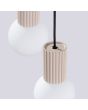 Sollux Halo SL.1745 detailfoto van bovenaanzicht van taupe kleurige hanglamp met plafondplaat van 25cm en drie geribbelde fittinghouders en wit bolvormig glazen kap van 12cm