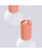 Sollux Halo SL.1755 detailfoto van bovenaanzicht van de perzik kleurige hanglamp met plafondplaat van 25cm en drie geribbelde fittinghouders en wit bolvormig glazen kap van 12cm