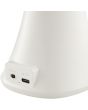Detailfoto van de USB laadpoort van de Brilliant Idana witte oplaadbare bureaulamp van 37 cm hoog met kantelbare langwerpige kop en touchdimmer op de voet