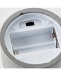 Detailfoto van het batterij compartiment van de Brilliant Illusion grijs theelicht voor buiten van 15,5 cm hoog met een rookglazen schaal