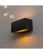 Sfeerfoto met up en down licht van de Lutec Inka antraciet grijze rechthoekige wandlamp van 18 cm breed met zonnepaneel op de voorzijde