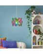 Sfeerfoto van Reality Iride chromen hanglamp van 25 cm in diameter met kap van transparant irisende schijfjes in een kleurrijke kamer