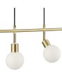 Detailfoto van twee van de glazen spotjes aan de Brilliant Jorge mat messing langwerpige hanglamp van 77,5 cm lang met vier wit bolvormig gesloten glazen kapjes