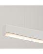 Detailfoto van een hoek van de witte langwerpige hanglamp van 150 cm lang met lich gebogen onderzijde waar LED in geintegreerd is