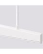 Detailfoto bovenzijde witte langwerpige hanglamp van 150 cm lang met lich gebogen onderzijde waar LED in geintegreerd is