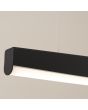 Detailfoto van een hoek van de zwarte langwerpige hanglamp van 150 cm lang met lich gebogen onderzijde waar LED in geintegreerd is