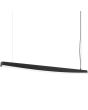 zwarte langwerpige hanglamp van 150 cm lang met lich gebogen onderzijde waar LED in geintegreerd is