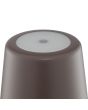 Bovenaanzicht met touchdimmer van de Brilliant Kaami koffiebruine tafellamp op batterijen voor buiten van 37cm hoog met geel metalen kapje