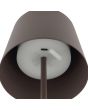 Onderaanzicht met USB laadpoort van de Brilliant Kaami koffiebruine tafellamp op batterijen voor buiten van 37cm hoog met geel metalen kapje