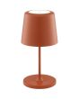 Verkorte Brilliant Kaami terracotta kleurige tafellamp op batterijen voor buiten van 37cm hoog met geel metalen kapje