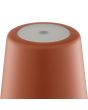 Bovenaanzicht met touchdimmer van de Brilliant Kaami terracotta kleurige tafellamp op batterijen voor buiten van 37cm hoog met geel metalen kapje