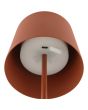 Onderaanzicht met USB laadpoort van de Brilliant Kaami terracotta kleurige tafellamp op batterijen voor buiten van 37cm hoog met geel metalen kapje