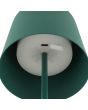Onderaanzicht met USB laadpoort van de Brilliant Kaami donkergroene tafellamp op batterijen voor buiten van 37cm hoog met geel metalen kapje