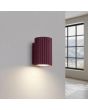 bordeauxrode geribbelde wandlamp van 10cm hoog met brandend GU10 spotje
