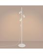 brandende wit metalen vloerlamp met drie geribbelde spotjes met een diameter van 65 mm aan een stang van 155 cm hoog