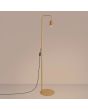 brandende goud kleurige leeslamp Karbon van 160 cm hoog met een geribbeld spotje