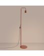 brandende okerrode leeslamp Karbon van 160 cm hoog met een geribbeld spotje