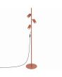 okerrood metalen vloerlamp met drie geribbelde spotjes met een diameter van 65 mm aan een stang van 155 cm hoog