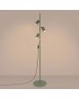 brandende olijfgroen metalen vloerlamp met drie geribbelde spotjes met een diameter van 65 mm aan een stang van 155 cm hoog