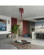 bordeauxrood geribbelde buisvormige plafondlamp van 40cm hoog met GU10 spotje met andere lengtes uit dezelfde serie boven een salontafel in een woonkamer
