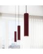 bordeauxrode hanglamp met plafondbalk van 45 cm en drie pendels met een 30 cm hoge geribbelde buis met GU10 lampje voor een raam met lamellen