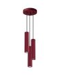 bordeauxrode hanglamp met plafondplaat van 20 cm en drie pendels met een 30 cm hoge geribbelde buis met GU10 lampje