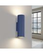 brandende ultramarijn blauw geribbeld buisvormige wandlamp Karbon met twee GU10 fittingen en een diameter van 65 mm met een hoogte van 20 cm