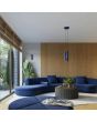 sfeerfoto van een ultramarijn blauw geribbeld buisvormige wandlamp Karbon met twee GU10 fittingen en een diameter van 65 mm met een hoogte van 20 cm tegen de achterwand in een woonkamer