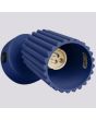 binnenzijde spotje met GU10 fitting van de ultramarijn blauw geribbeld wandspotje met een uitval van 16 cm en een kiepschakelaar op het ronde wandplaatje