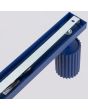 achterzijde van de ultramarijn blauw geribbelde plafondspot Karbon met een lengte van 81 cm en vier spotjes