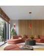 sfeerfoto van een rood geribbeld buisvormige wandlamp Karbon met twee GU10 fittingen en een diameter van 65 mm met een hoogte van 20 cm tegen de achterwand van een woonkamer