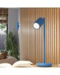 sfeerfoto van lichtblauw geribbeld buisvormige wandlamp Karbon met twee GU10 fittingen en een diameter van 65 mm met een hoogte van 20 cm boven een groene kamerplant