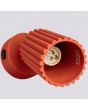 binnenzijde spotje met GU10 fitting van het rood geribbeld wandspotje met een uitval van 16 cm en een kiepschakelaar op het ronde wandplaatje