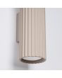 Detailfoto van een spot van de Sollux Karbon taupe kleurige up down wandlamp van 20 cm hoog met geribbelde buis