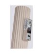 Detailfoto van de bevestiging van de Sollux Karbon taupe kleurige up down wandlamp van 20 cm hoog met geribbelde buis