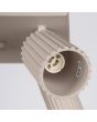 Detailfoto van een fitting van de Sollux Karbon taupe kleurige vierkante plafondspot met een doorsnede van 25 cm en vier geribbelde cilindervormige spots met een GU10 lamp