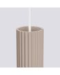 Detailfoto van de bovenkant van een kap van de Sollux Karbon taupe kleurige langwerpige hanglamp van 45 cm lang met drie pendels met elk een 30 cm hoge cilindervormige kap van geribbeld aluminium met GU10 lamp