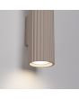 Detailfoto van de onderzijde van de Sollux Karbon taupe kleurige up down geribbelde buisvormige wandlamp van 30 cm hoog voor twee GU10 lampen