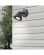 Trio Kaveri 206060142 sfeerfoto van antraciet grijze kegelvormige wandspot voor buiten aan een wit planken wand